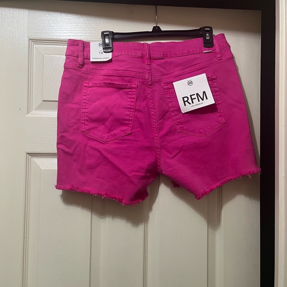 NEW RFM FUSCHIA DENIM SHORTS SIZE 1X - Picture 2 of 2
